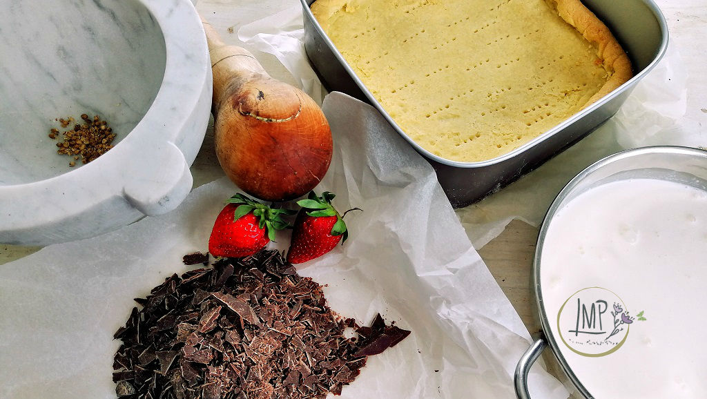 Crostata al cioccolato con salsa di fragole Ingredienti preparati